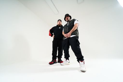 Ensi e Nerone sul palco dell'Hiroshima Mon Amour per chiudere il loro tour "Brava Gente" Ensi e Nerone sul palco dell'Hiroshima Mon Amour per chiudere il loro tour "Brava Gente"