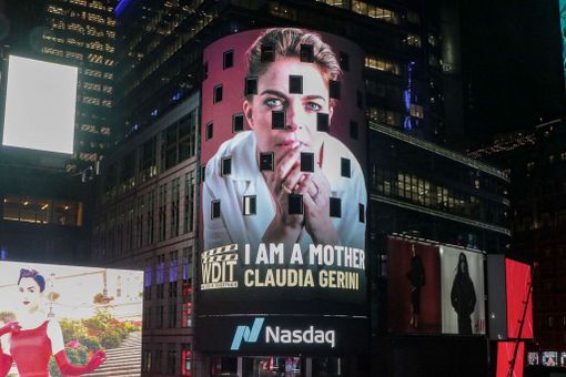 Da Claudia Gerini a Catherine Hardwick: la voce delle donne del cinema sulla Mole e sulla Fontana di Trevi Da Claudia Gerini a Catherine Hardwick: la voce delle donne del cinema sulla Mole e sulla Fontana di Trevi