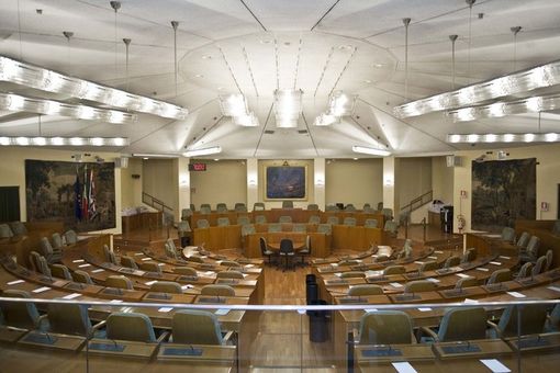 Condizionatori in blocco, la seduta si fa rovente: tra i consiglieri parte... lo spogliarello