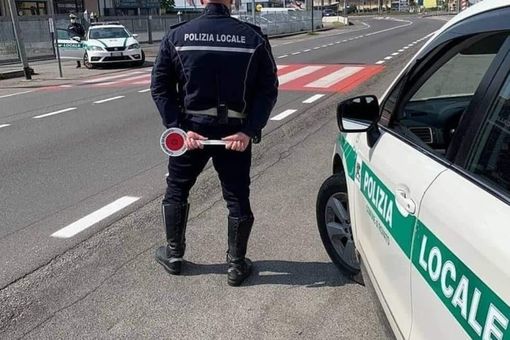 Settimo, inseguito su un'auto rubata viene fermato e trovato in possesso di armi da taglio