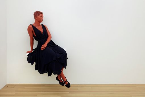 Lucy McKenzie, Sitting Mannequin (Greek pottery, Quatre Mouchoirs), 2021. Courtesy MEYER KAINER