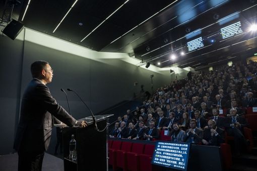 incontro in una sala gremita con un relatore incontro in una sala gremita con un relatore
