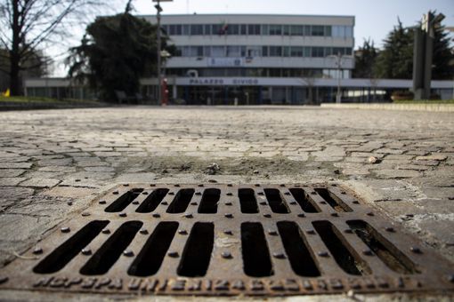 tombino in mezzo al porfido a Collegno
