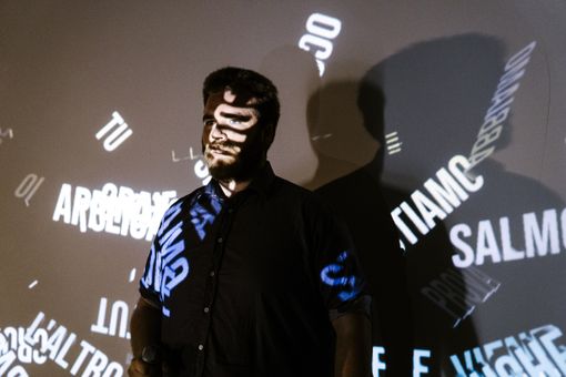 La poesia performativa dell'era digitale entra al museo: ecco la sfida dei "Canti del Caos" La poesia performativa dell'era digitale entra al museo: ecco la sfida dei "Canti del Caos"