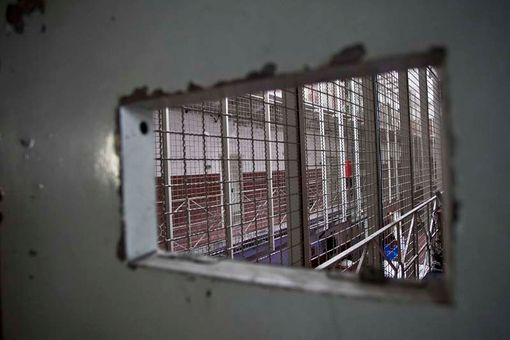 Torino, un detenuto tenta di aggredire il coordinatore e ferisce gravemente un assistente capo di polizia penitenziaria