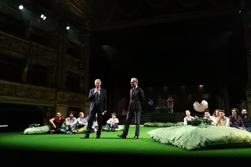 Il Teatro Carignano indossa un “prato inglese”: l’estate nel segno di Shakespeare (FOTO)