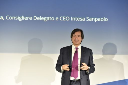 Intesa San Paolo, c'è l'accordo su 5000 uscite e fino a 2500 ingressi. Messina: "Da parte di tutti, volontà di tutelare l'occupazione"