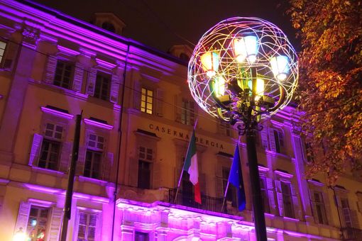 La caserma Bergia dei carabinieri si illumina di viola per il tumore al pancreas [FOTO E VIDEO]