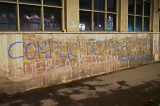 Scritte pro Afrin sui muri della Microtecnica di Torino Scritte pro Afrin sui muri della Microtecnica di Torino
