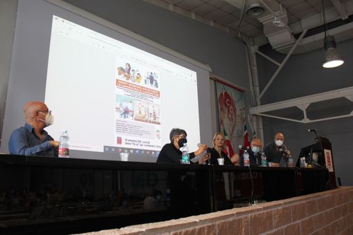 convegno Cgil con relatori al tavolo convegno Cgil con relatori al tavolo