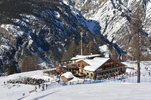 Paura sulle piste di Bardonecchia: in fiamme il bar Chesal di Melezet