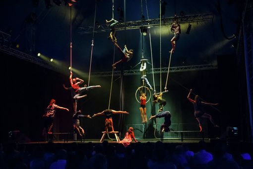 spettacolo di circo contemporaneo spettacolo di circo contemporaneo