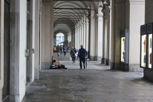 Piazza Statuto, via i &quot;panettoni&quot;: tornano i clochard, ma residenti e commercianti sono esasperati [FOTO]