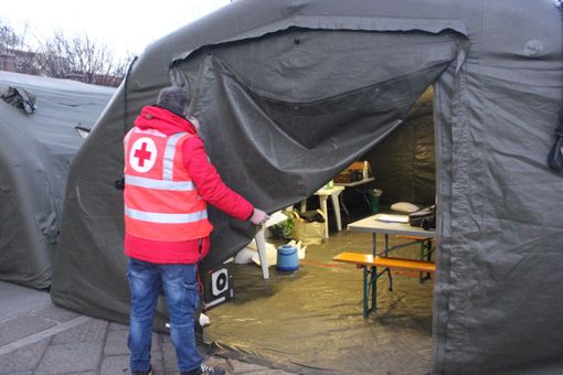 Freddo e vento a Torino, in centro apre il campo d’accoglienza della Croce Rossa: “Ci aspettiamo il pienone” [VIDEO e FOTO]