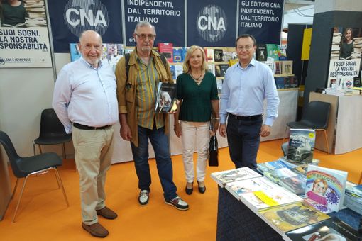 persone in piedi per una manifestazione