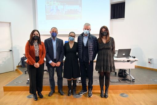 Incontro dedicato al commercio con persone sedute al tavolo