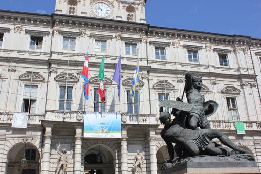 Niente licenza per chi non paga Imu e Tari: Torino punta a colpire ristoranti e negozi morosi