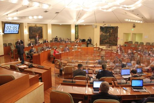 Il Consiglio regionale torna in presenza: in Aula divisori in plexiglass e mascherine ffp2 (FOTO e VIDEO)