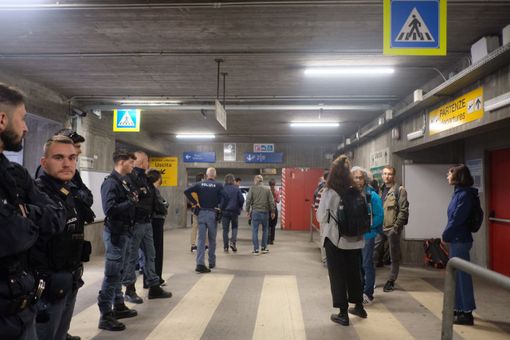 Caselle, una quindicina di attivisti climatici fermati all'aeroporto ballano Stayin' Alive [FOTO E VIDEO]