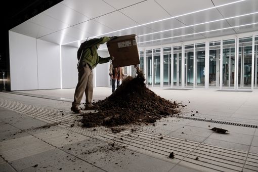 &quot;Siamo ancora nella merda&quot;: gli Extinction Rebellion scaricano quintali di letame davanti al Grattacielo della Regione