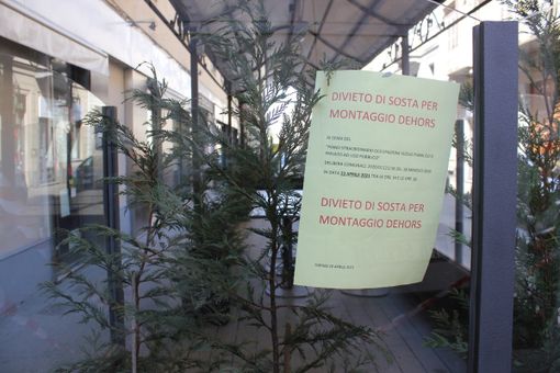 Dehors all'aperto con sedie e tavolini