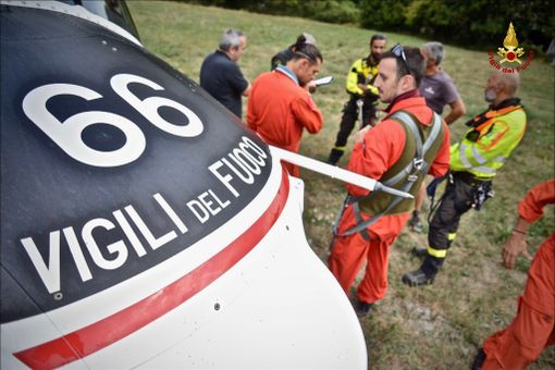 Bardonecchia, bloccati nella neve con l'auto mentre cercano di attraversare il colle: salvati Bardonecchia, bloccati nella neve con l'auto mentre cercano di attraversare il colle: salvati