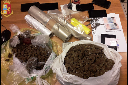 Un Kabu Kabu per trasportare droga: tre arresti a Barriera di Milano