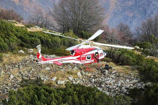 Padre e figlio bloccati in un sentiero di montagna: salvati dall'elicottero dei vigili del fuoco Padre e figlio bloccati in un sentiero di montagna: salvati dall'elicottero dei vigili del fuoco
