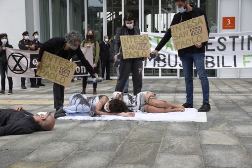 Botta e risposta tra Intesa Sanpaolo e il movimento Extinction Rebellion: ecco la controreplica dei manifestanti per il clima