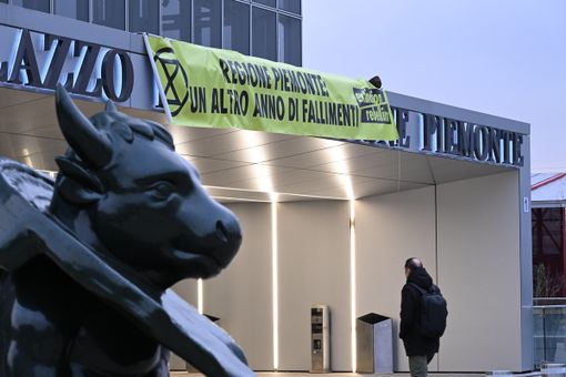 Extinction Rebellion: "Denunciati per aver attaccato manifesti con acqua e farina"