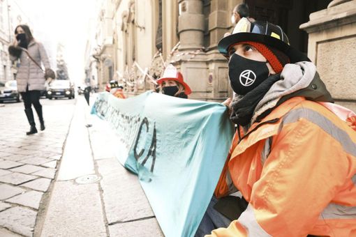 Finti pompieri a Palazzo Lascaris: nuova azione di Extinction Rebellion Finti pompieri a Palazzo Lascaris: nuova azione di Extinction Rebellion