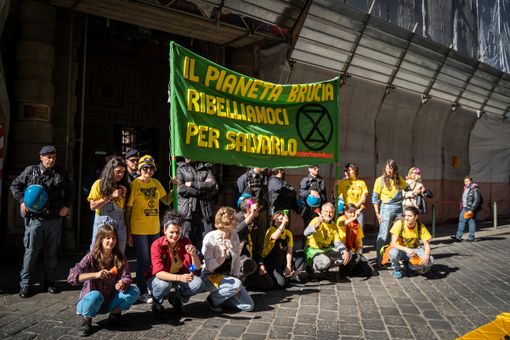 Extinction Rebellion, attiviste in presidio vestite da Minions davanti al Consiglio regionale: "Nulla per il clima"