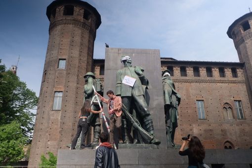 &quot;Crisi climatica: arrestate i veri colpevoli&quot;, statue bendate a Torino. Il motivo