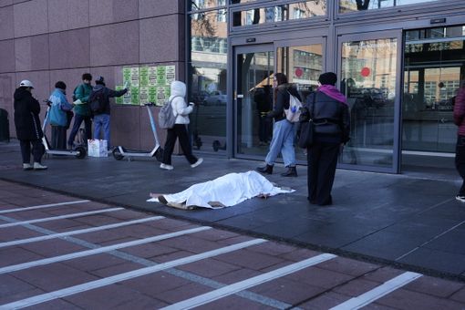Gli attivisti per il clima ricoprono di manifesti l'ingresso del Politecnico [FOTO E VIDEO]