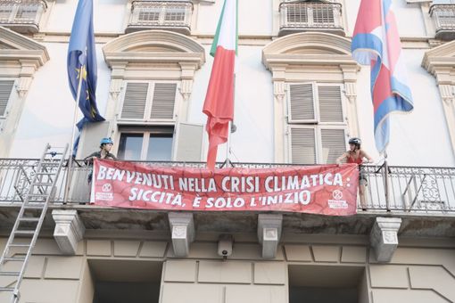 Ambientalisti scalano il palazzo della Regione e si incatenano al balcone: "La siccità è solo l'inizio"