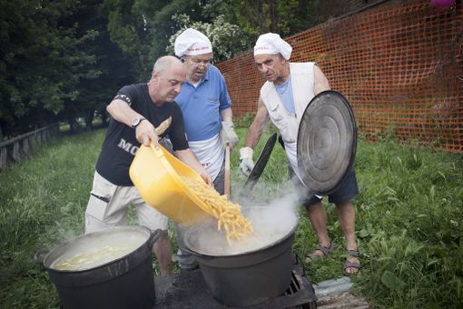 Le cene conviviali che fanno bene al quartiere: tutte le Feste dei Vicini in Circoscrizione 8 Le cene conviviali che fanno bene al quartiere: tutte le Feste dei Vicini in Circoscrizione 8