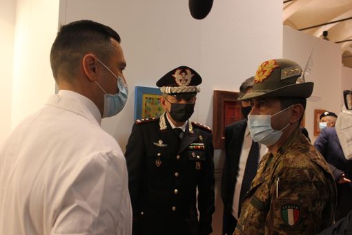 Generale Figliuolo con medici e autorità