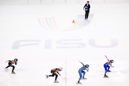 atleti che gareggiano sul ghiaccio atleti che gareggiano sul ghiaccio