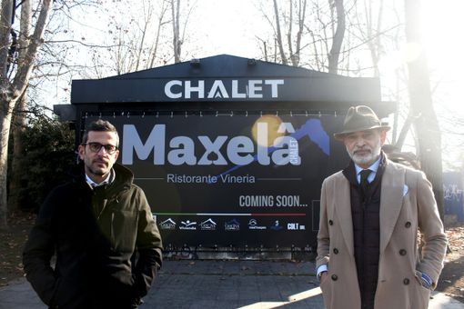 Due persone davanti allo Chalet del Valentino