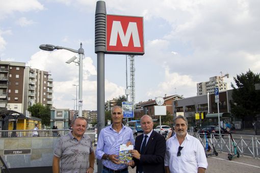 persone davanti alla stazione Fermi della metro