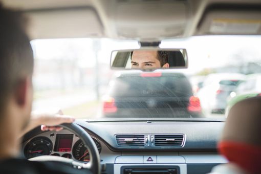 persone in auto con specchietto retrovisore