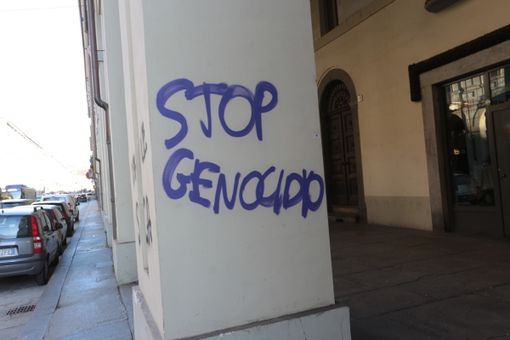 Manifestazione pro Palestina, in centro compaiono scritte contro Israele e la Rai [FOTO E VIDEO]