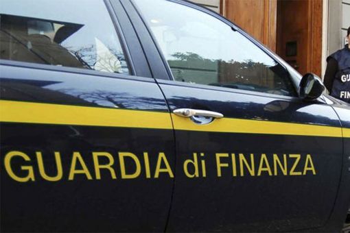 Torino, la Finanza sequestra oltre 15 tonnellate di filato acrilico destinato al confezionamento di false maglie in lana