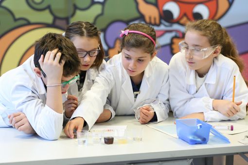 Camice e occhiali, provette e reagenti: i bambini scoprono la scienza con ricercamondo Camice e occhiali, provette e reagenti: i bambini scoprono la scienza con ricercamondo
