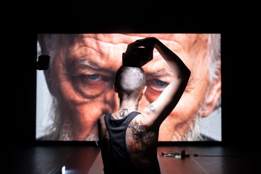 “iGirl”, rito contemporaneo tra teatro, videoarte e musica al Teatro Astra