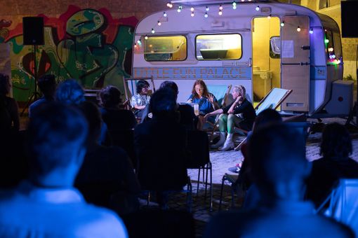 Una roulotte sul tetto del Lingotto apre la tre giorni di incontri e laboratori organizzata da Pinacoteca Agnelli Una roulotte sul tetto del Lingotto apre la tre giorni di incontri e laboratori organizzata da Pinacoteca Agnelli