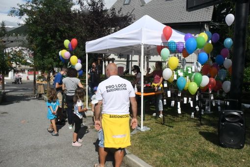 La Pro Loco Bardonecchia celebra l'amicizia con "Dillo con un palloncino"