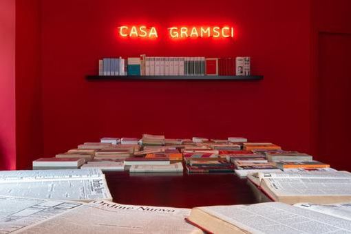 casa gramsci con scritta rossa luminosa e libri casa gramsci con scritta rossa luminosa e libri