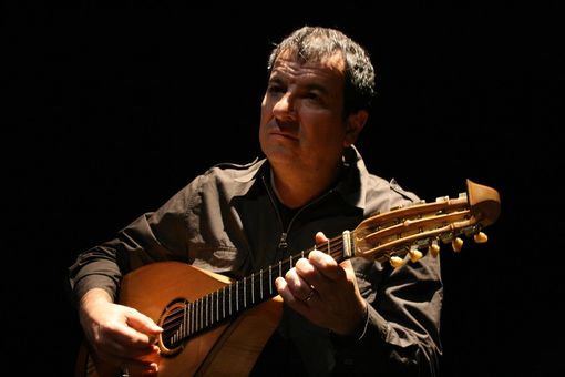 Mauro Palmas sul palco del FolkClub