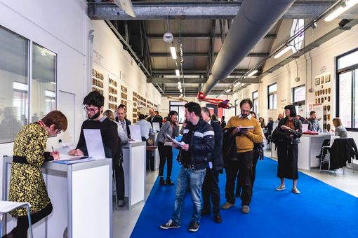 ragazzi in fila per entrare a un incontro